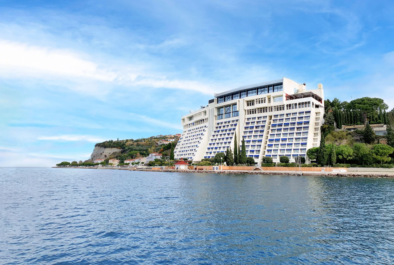 Grand Hotel Bernardin z morske strani, med Portorožem in Piranom
